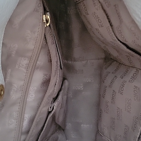 Michael Kors Elegant White Leather Hobo Bag - Picture 4 of 7